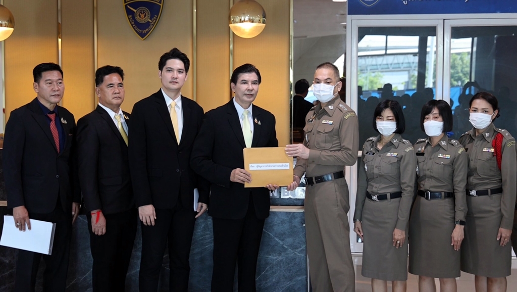 "พร้อมพงศ์" ลุยเช็กบิล "ลุงป้อม" บุก ตม. ขอเอกสารการเดินทางไปต่างประเทศ