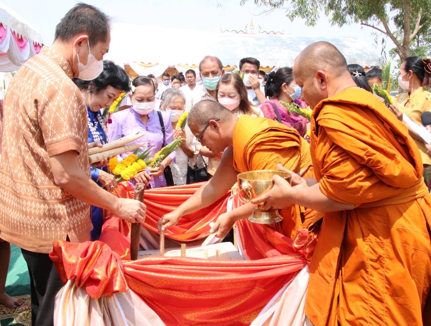 รองผู้ว่าฯศรีสะเกษ วางศิลาฤกษ์ สร้างพระพุทธไสยาสน์บรรพรต “พระนอน” วัดศรีสมบูรณ์รัตนาราม 