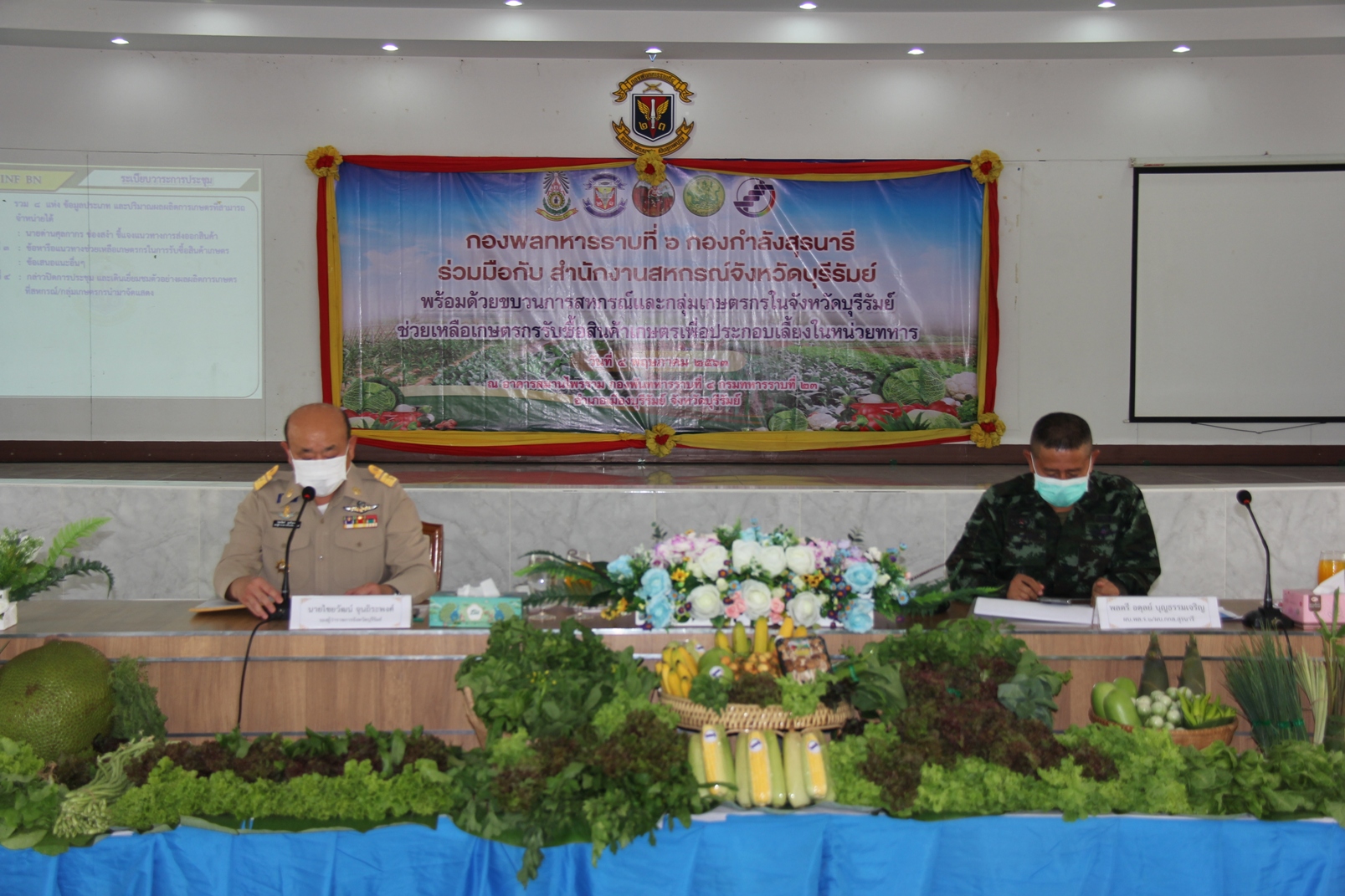 "กองกำลังสุรนารี" รับซื้อผลผลิตจากเกษตรกรบุรีรัมย์ ไปทำอาหารเลี้ยงในหน่วยทหาร บรรเทาผลกระทบโควิด-19