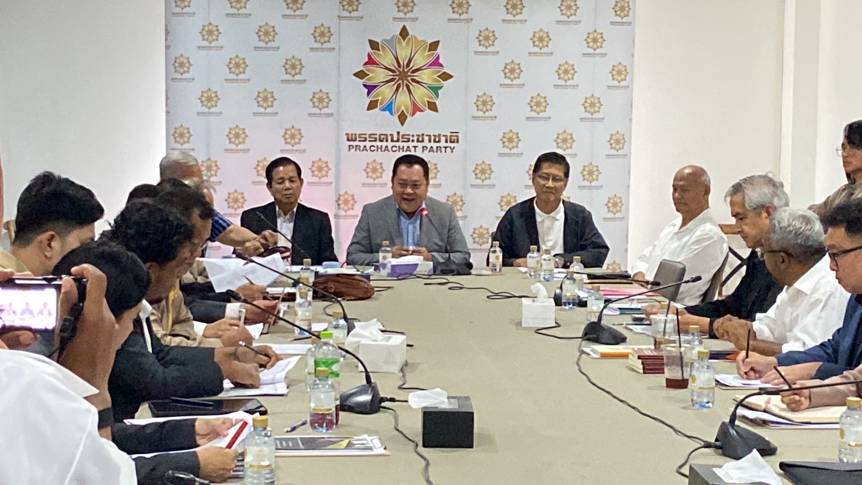 “ทวี” เผยเตรียมสรุปร่างแรก หลังหารือ “คณะทำงานสันติภาพชายแดนใต้” ของ 8 พรรคร่วม ก่อนเสนอเป็นนโยบาย รบ.ใหม่ พร้อมเล็ง ปรับการสื่อสารในพื้นที่