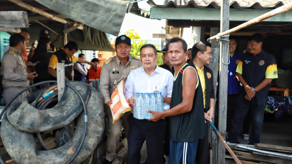 ผู้ว่าฯปทุม ลุยพื้นที่น้ำท่วม! เผยผู้รับผลกระทบกว่า 3,000 ครัวเรือนเร่งช่วยเหลือ 