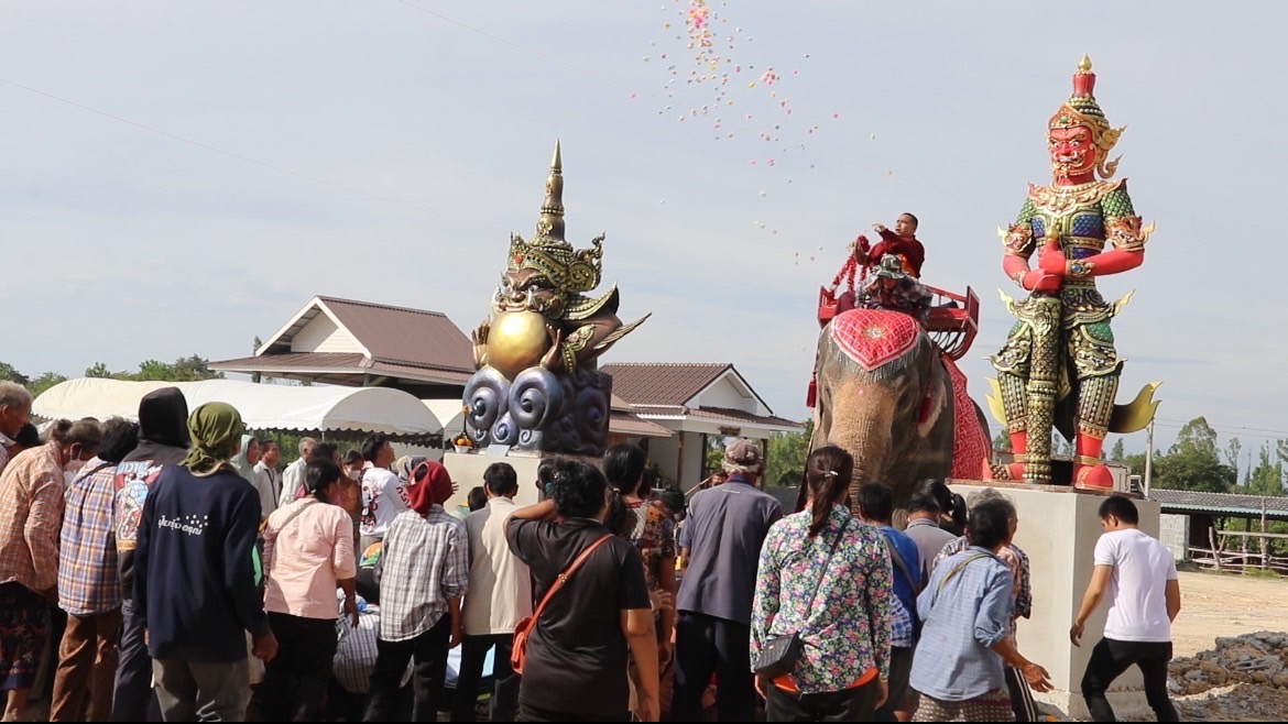 สุพรรณบุรีฮือฮาพระอาทิตย์ทรงกลดส่องเลขเด็ดพิธีไหว้ครูเบิกเนตร