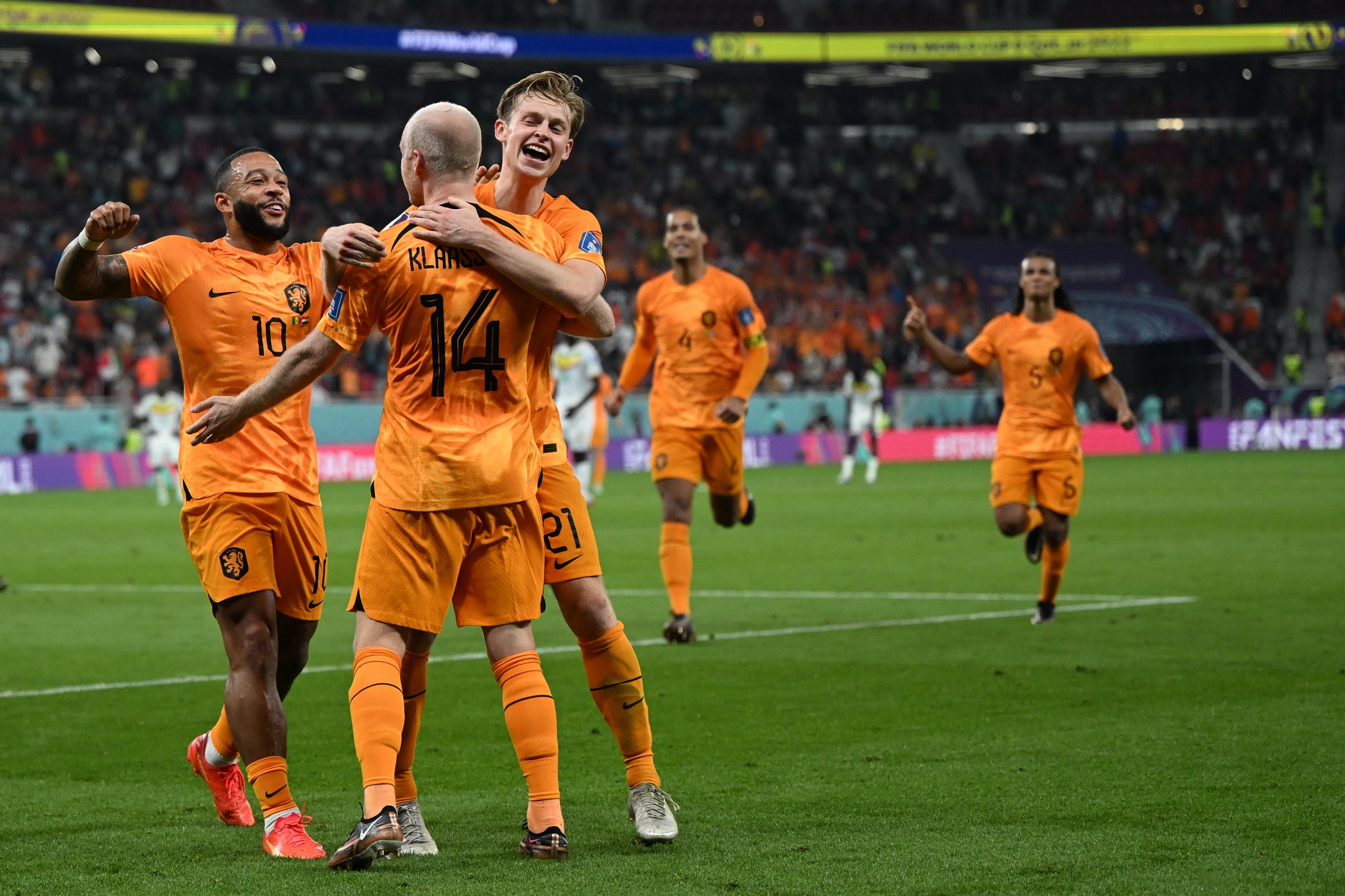 เนเธอร์แลนด์ยิงท้ายเกมส์ชนะเซเนกัล 2-0 