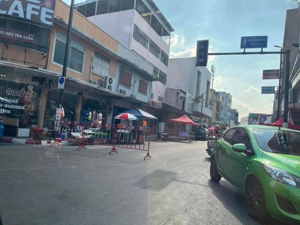 สงกรานต์โคราชสะดุด! ปิดถนนแยกเต็กฮะฟีลข้าวสาร คนหาย-ร้านค้าซบ พ่อค้าโอดขายไม่ถึง 500