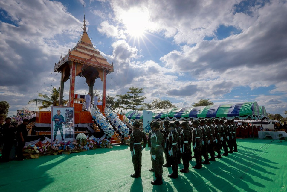 “ทบ.”จัดพิธีพระราชทานเพลิงศพ สดุดี 3 ทหารกล้า สละชีพปกป้องอธิปไตย จากเหตุสู้รบชายแดนไทย–กัมพูชา