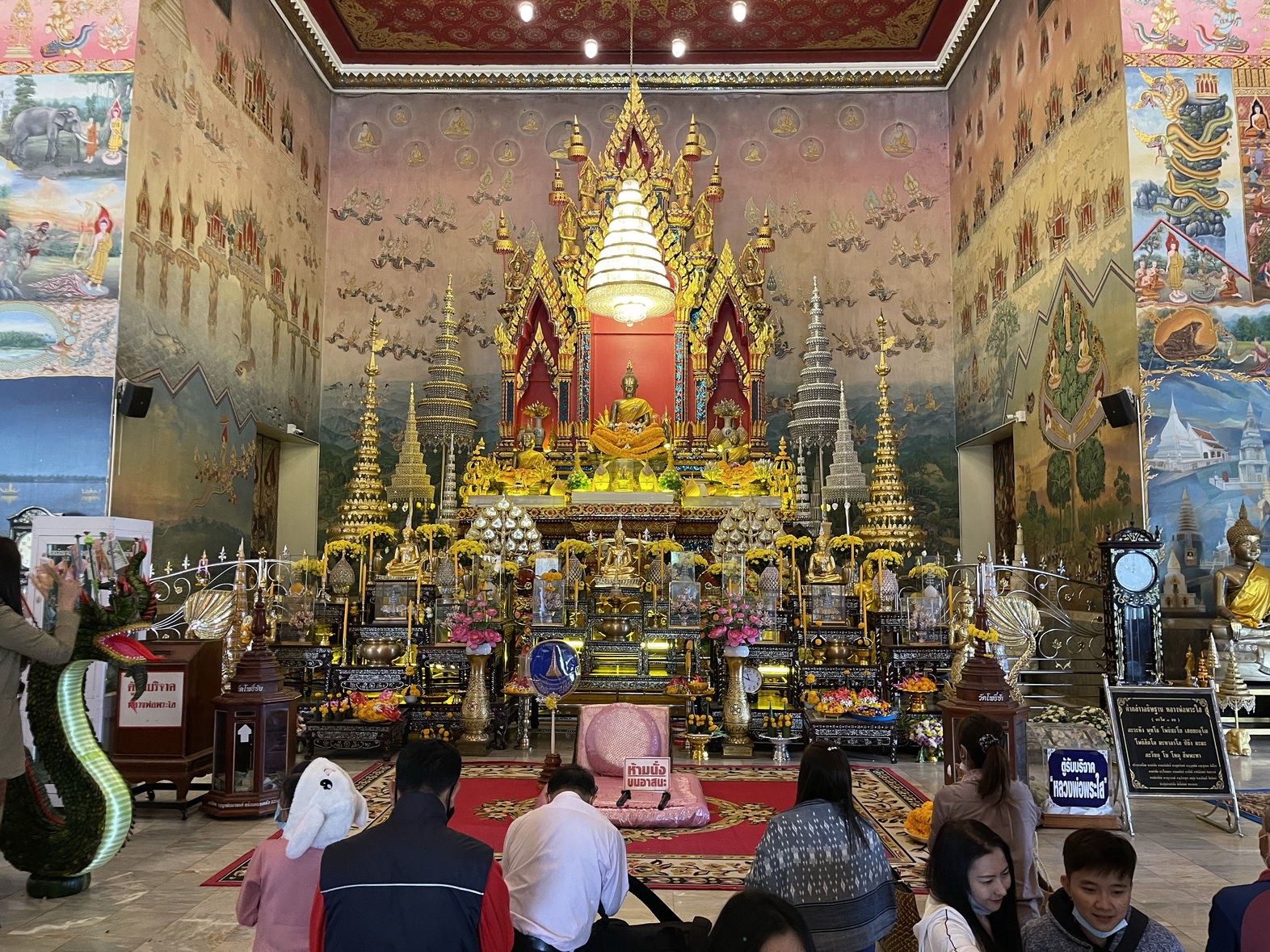 พุทธศาสนิกชนและนักท่องเที่ยว ทำบุญไหว้ขอพรหลวงพ่อพระใส พระคู่บ้านคู่เมืองหนองคาย เพื่อความเป็นสิริมงคลรับปีใหม่ 