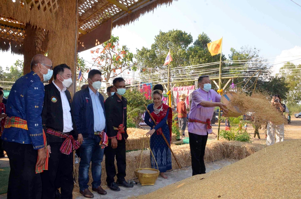 พ่อเมืองกาฬสินธุ์ สืบสานบุญคูณลานสร้าง "ปราสาทรวงข้าว" บูชาพระแม่โพสพ