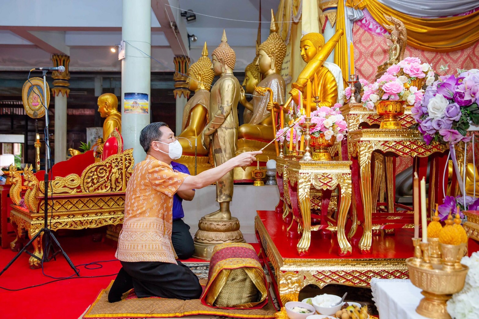 ผู้ว่าฯนครนายก นำข้าราชการและประชาชน เข้าวัดปฏิบัติธรรมวันธรรมสวนะ 