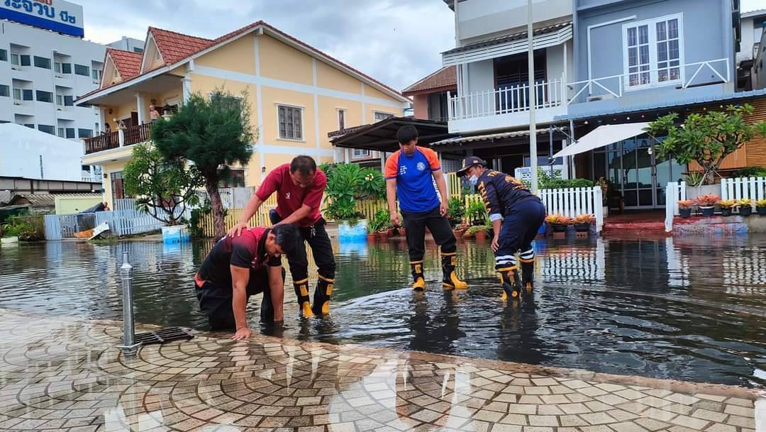 NCES ประจวบ ฯนายกเทศบาลเมืองประจวบแจ้งประชาชนอาศัยริมถนนเลียบหาด หากฝนตกให้ยกสิ่งของขึ้นสูง