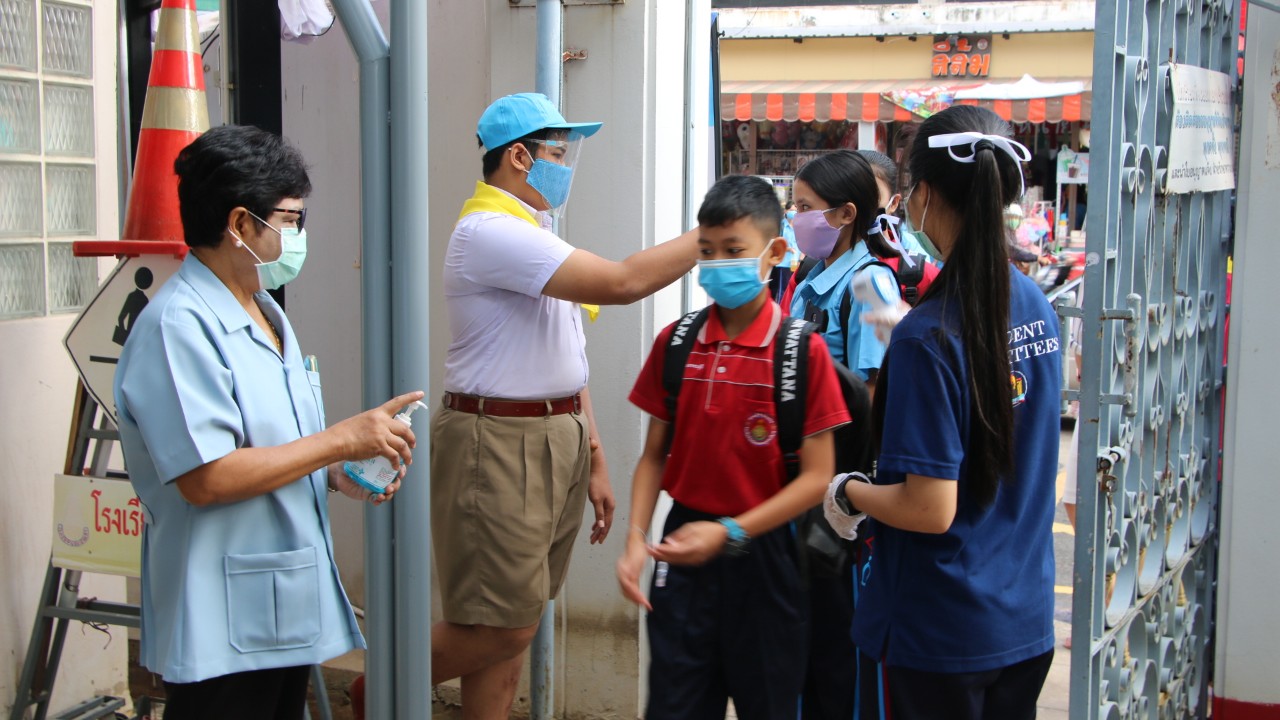 โรงเรียนมัธยมชื่อดังโคราช ทดสอบระบบคัดกรองป้องโควิด-19 เตรียมเปิดเรียนจริง