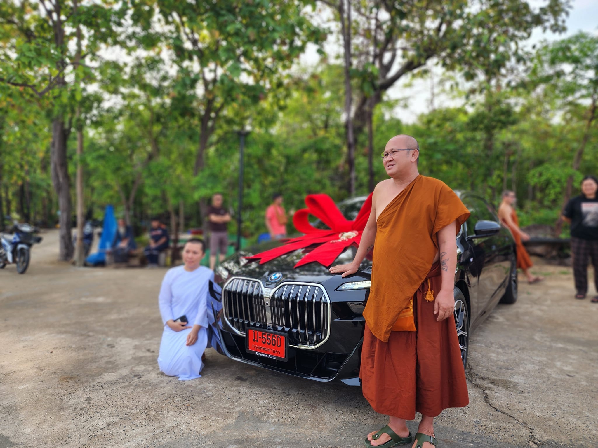 แม่ชีถวาย BMW ป้ายแดง ราคา 7 ล้าน  "พระสิ้นคิด" วัดป่าชื่อดัง