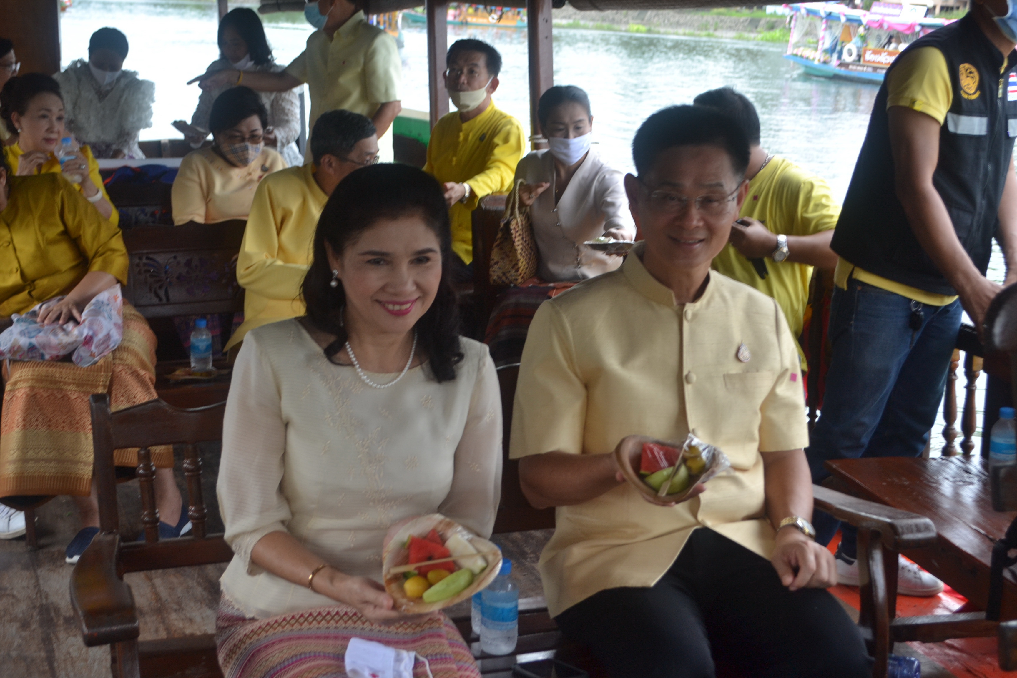 ผู้ว่าแม่กลองเป็นประธานในพิธี แห่เทียนพรรษาทางน้ำ เพื่อฟื้นฟูการท่องเที่ยวทางน้ำ ยุคโควิค-19   