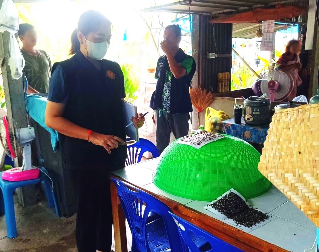 ชาวบ้านสุดทน!! นั่งกินอาหารร่วมกับแมลงวัน ร้องเทศบาลเขาพระยาเดินธงรุดตรวจสอบด่วน