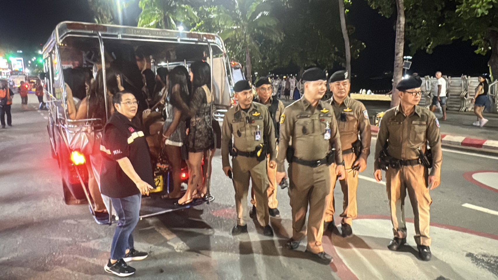 กวาดล้างพัทยา! สนธิกำลังลุยหาด-สาย 2 รวบ 25 ค้าประเวณี รับทัพทหารสหรัฐฯ ยันกฎหมายไทยกวาดเรียบไม่เว้น