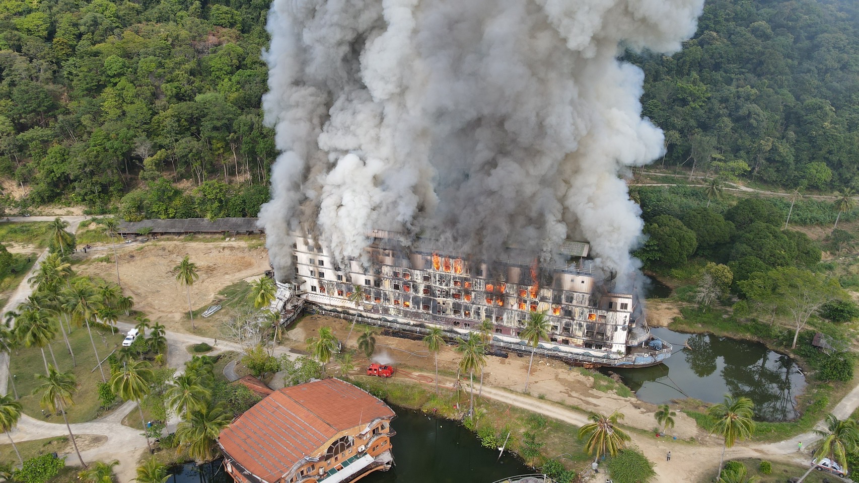 ไฟไหม้โรงแรมเรือร้างเกาะช้างนาน 2 ชั่วโมงเสียหายไปแล้ว 30% 