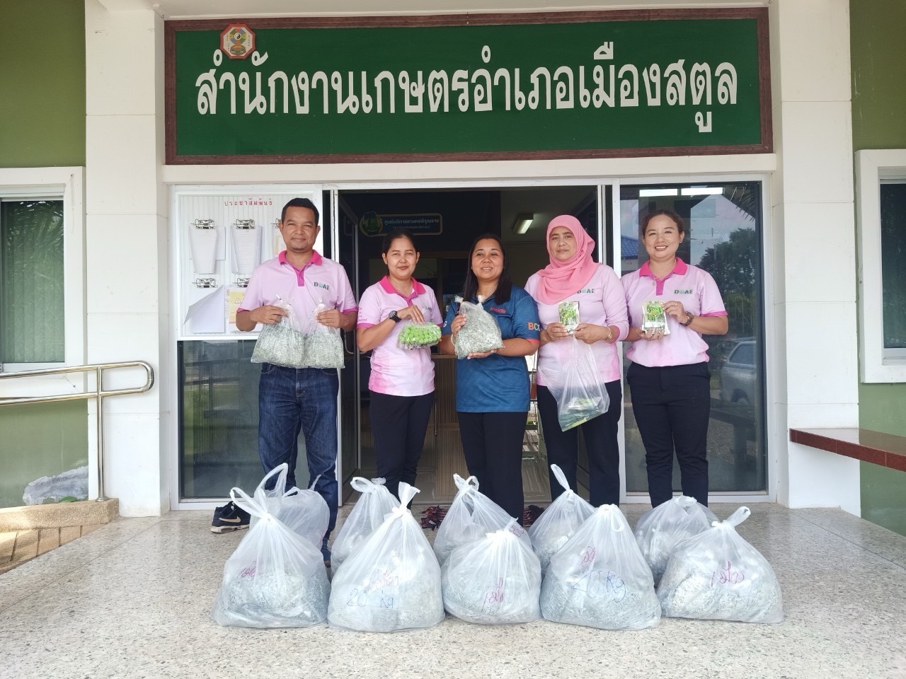 เกษตรสตูล ส่งมอบสารชีวภัณฑ์เพื่อช่วยเหลือเกษตรกรผู้ประสบอุทกภัยในพื้นที่จังหวัดสตูล