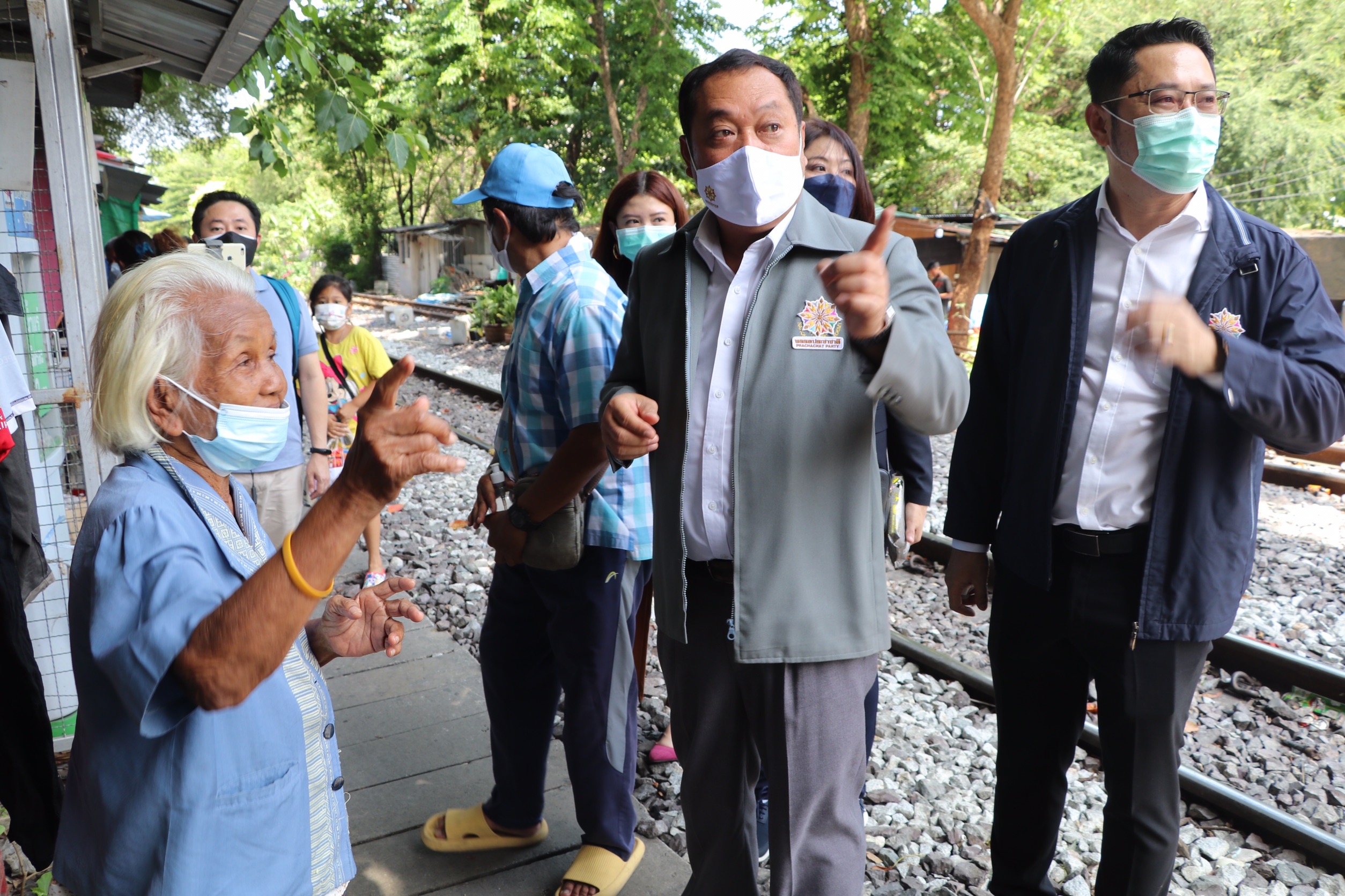 "ทวี" ลงพื้นที่ชุมชนริมทางรถไฟมักกะสัน จี้รัฐบาลเร่งหาที่อยู่ใหม่ เผยเดือดร้อนมาก