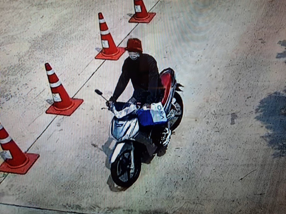 ตร.ตรวจวงจรปิดล่าตัวโจรบุกเดี่ยวปล้นร้านทองห้างดังบ้านฉาง