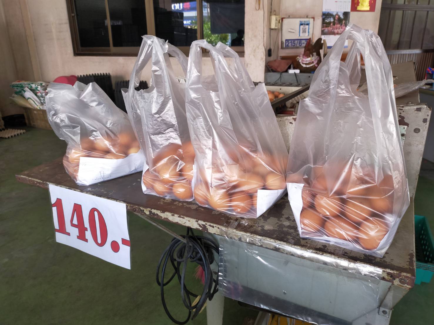 ส่องไข่ตลาดอุดร ตะลึงขายปลีกฟองละ 4 บาท