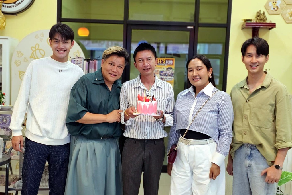 แฮปปี้เบิร์ธเดย์ "อังคาร ปะระทัง" ผู้บริหารค่ายอ่องหล่องมิวสิค รถแห่จงเจริญ
