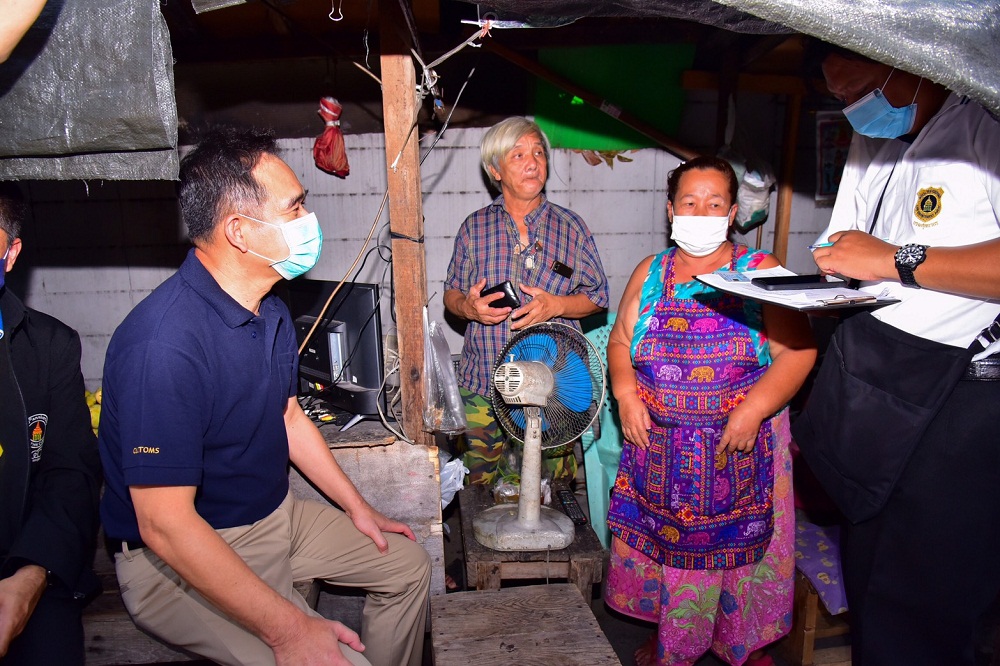 อธิบดีกรมศุลฯลงพื้นที่ตรวจสอบทบทวนสิทธิ์เงินเยียวยา 5 พัน เขตคลองเตย