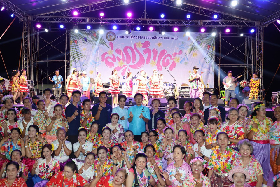 ยโสธรเริ่มแล้วประเพณีสงกรานต์ประชาชนเล่นอุโมงค์น้ำคึกคัก