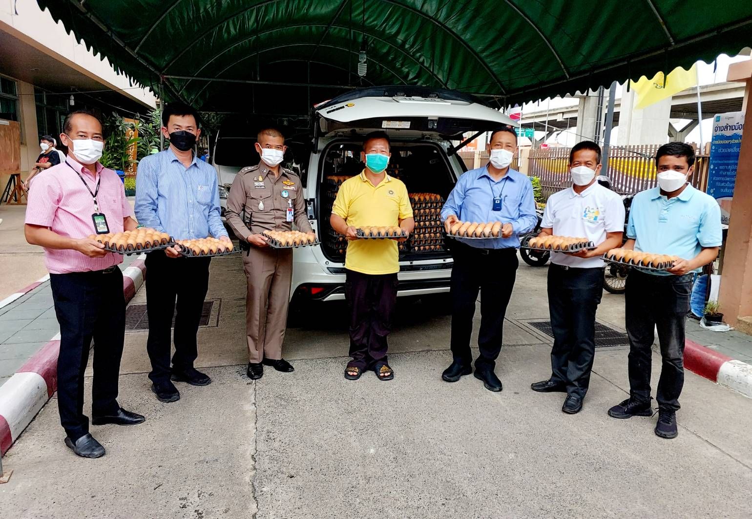 กองบังคับการตำรวจนครบาล 2 สนับสนุนไข่ไก่จำนวน 5,000 ฟอง