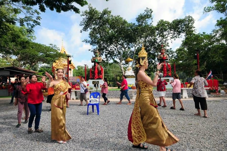 มาอีกแล้ว!! เลขธูป "ท้าวเวสสุวรรณ" วัดเนินสุข เข้า 3 ตัวตรงชาวบ้านแห่กราบไหว้กันเนืองแน่น
