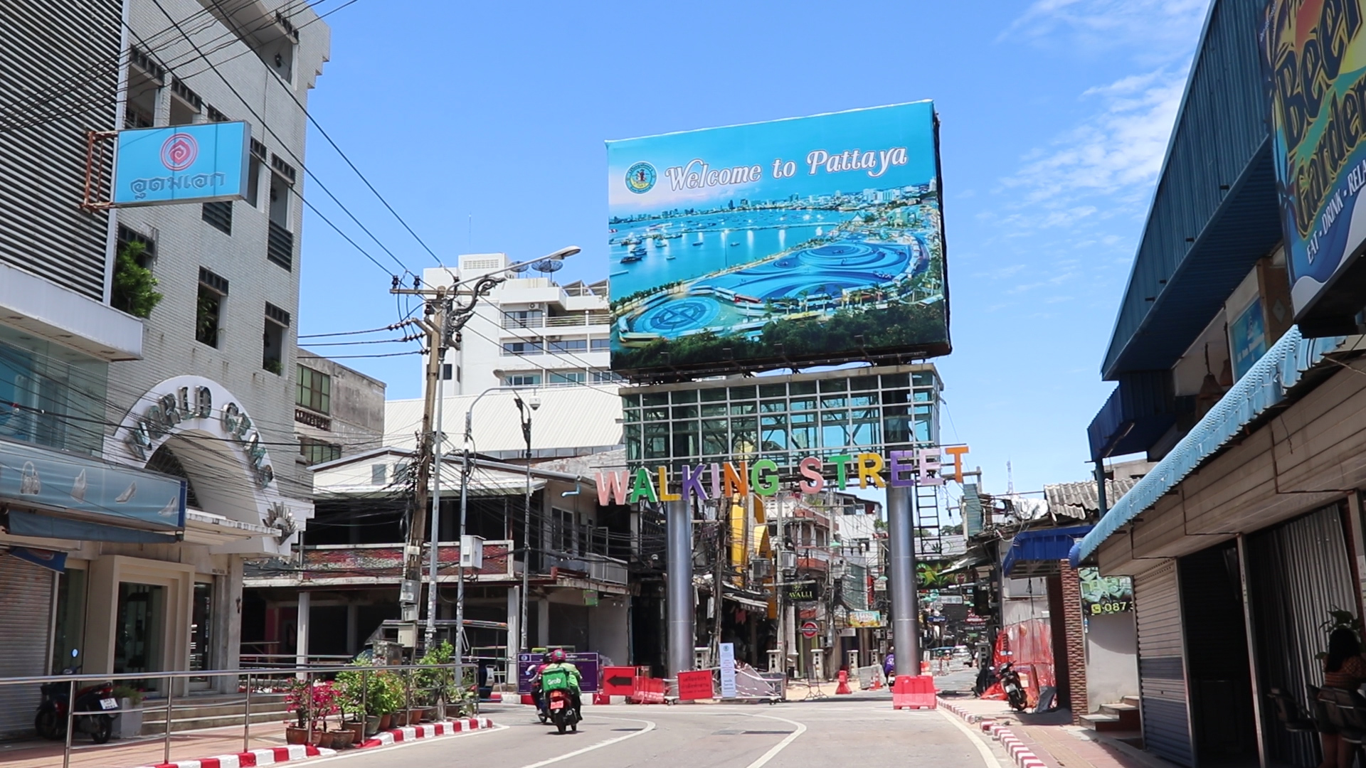 พัทยาทุ่มงบกว่า 13 ล้านเร่งปรับปรุงผิวถนนวอล์คกิ้งสตรีทรับนทท.