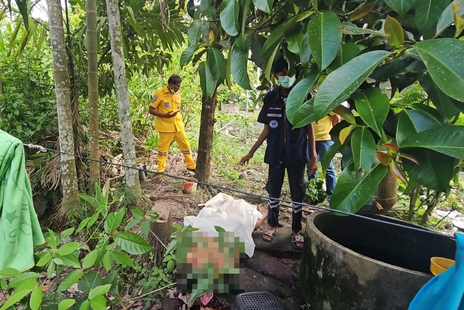 สลด!! หนุ่มใหญ่ชีวิตรันทดป่วยหนักไม่ยอมไป รพ.ล้มหัวฟาดขอบบ่อน้ำเสียชีวิตคาที่