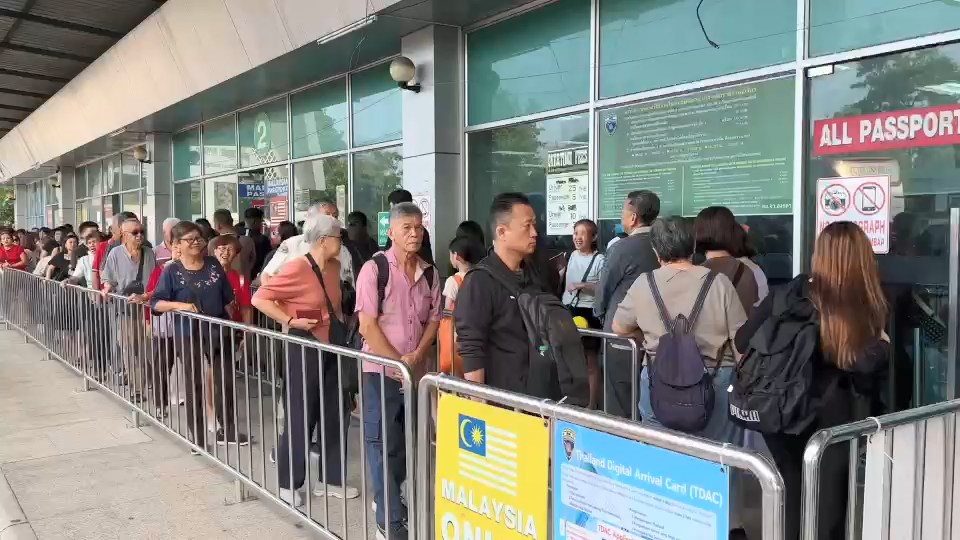 ด่านพรมแดนสะเดา  นทท.ทะลัก แน่นด่าน คาดการณ์วันนี้ 15,000 คน