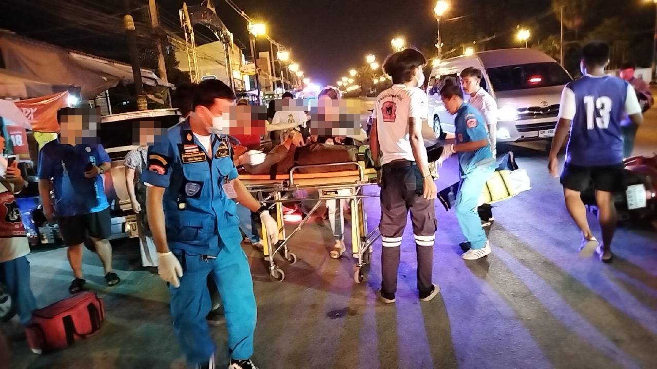 ตำรวจสายตรวจสามพรานไล่กวดรถวัยรุ่นแต่งซิ่งเสียหลักชนจยย. 2 คันเจ็บ4ราย 