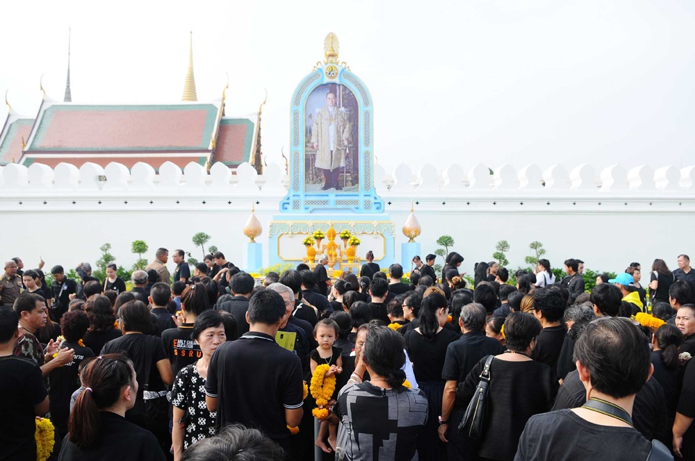 ประชาชนนำพวงมาลัยและดอกไม้สดมากราบสักการะพระบรมฉายาลักษณ์ ในหลวง ร.๙