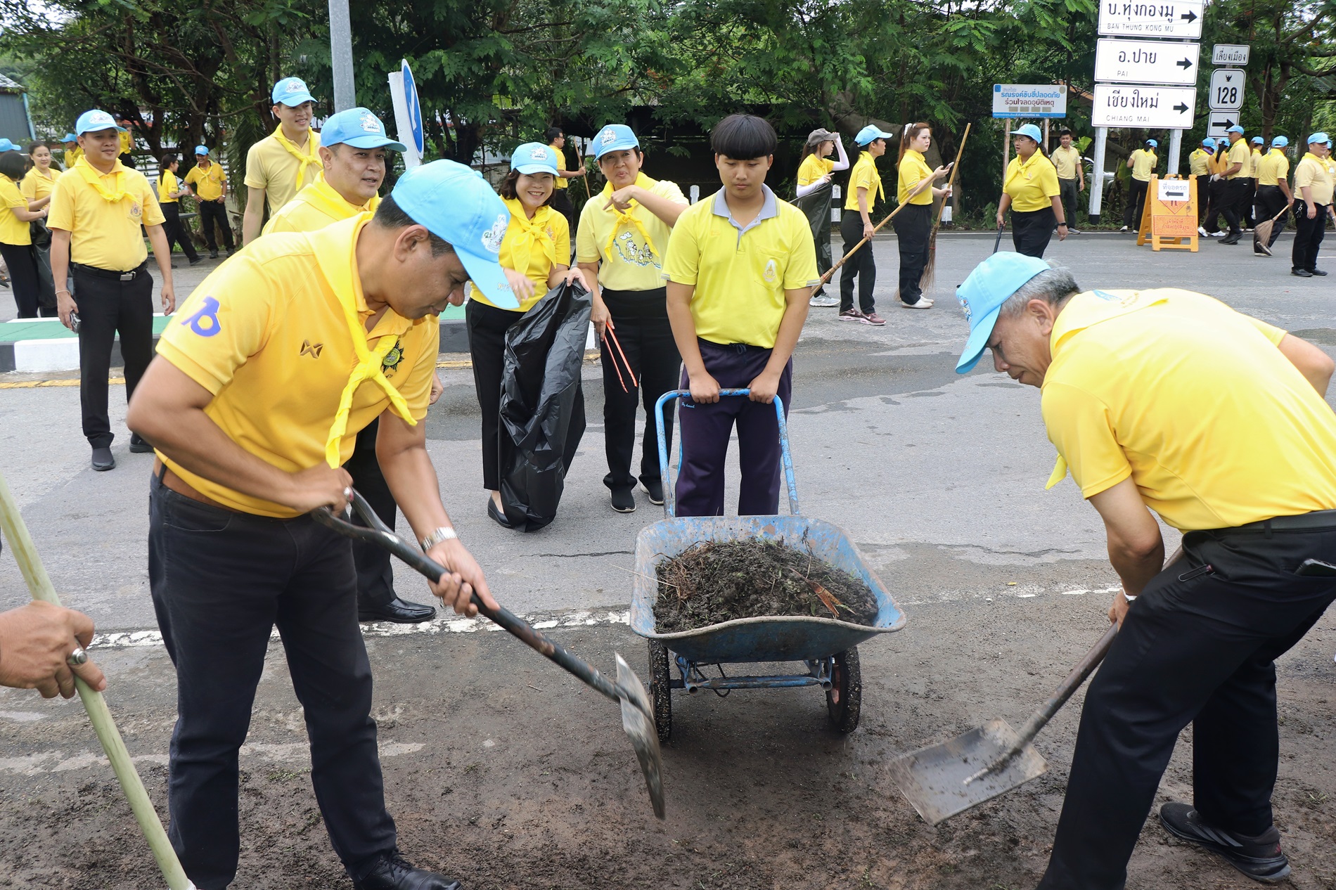 ผู้ว่าฯ แม่ฮ่องสอนนำจิตอาสาร่วมบำเพ็ญประโยชน์-กุศล เนื่องในวันฉัตรมงคล