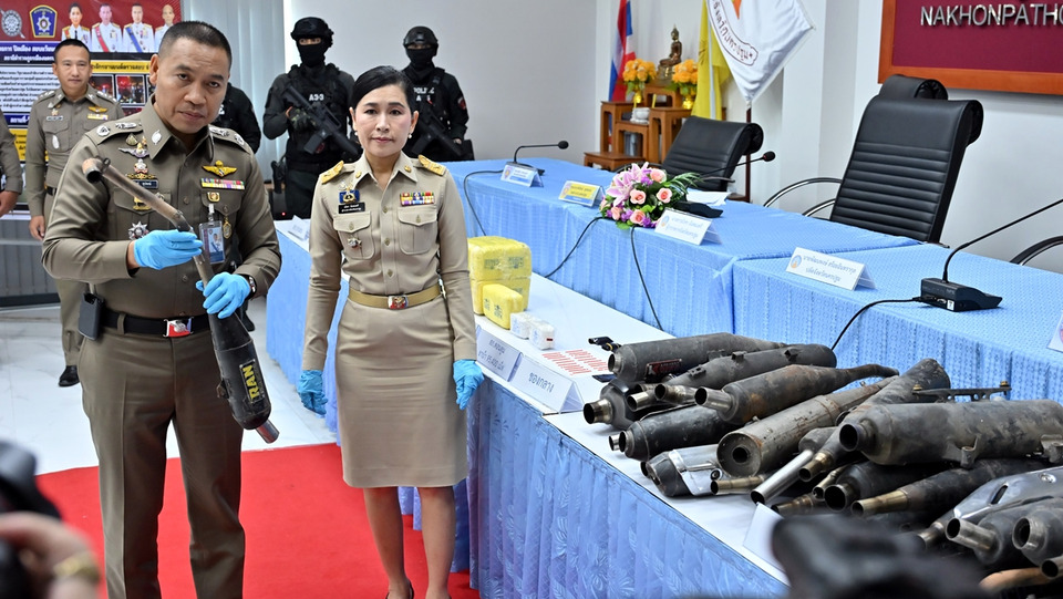 นครปฐมแถลงผลปฏิบัติการอรุณ พิทักษ์นครปฐม จับคดียาเสพติด อาวุธปืน แก๊งแข่งรถ ยึดทรัพย์กว่า 2.9 ล้าน