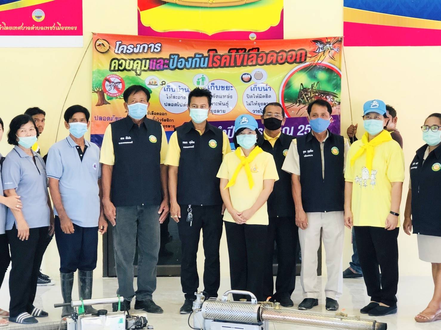 เทศบาลตำบลเพชรเมืองอ่างทอง เจ้าหน้าที่ พร้อม อสม.ลงพื้นที่ป้องกันไข้เลือดออก 