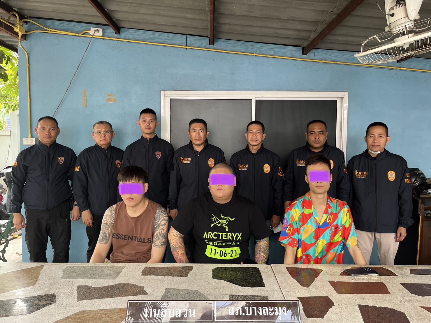 ตร.บางละมุง บุกค้นบ้านจับชาวจีนทำผิดเงื่อนไข หลัง ‘บิ๊กโจ๊ก’ เปิดไฟเขียว สั่งเดินหน้าลุยกวาดล้างเต็มระบบ