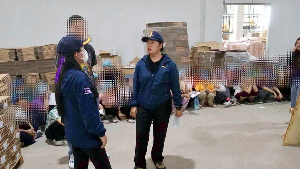 บุกโรงงานกระดาษระยอง จับ 4 ต่างด้าวทำงานผิดกฎหมาย นายจ้างโดนตรวจสอบด้วย