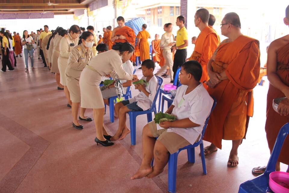 จังหวัดอ่างทอง จัดพิธีปลงผม โครงการบรรพชาสามเณรภาคฤดูร้อน
