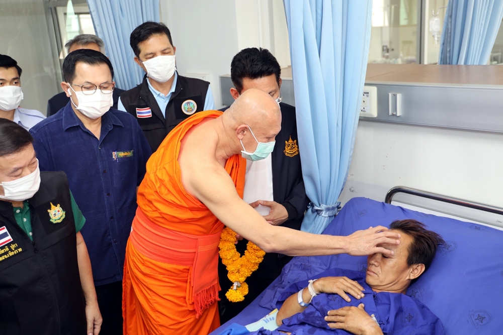 ไฟป่าวิกฤต!! ลามหลายแห่ง "หลวงพ่อพบโชค" รับรักษาฟรีอาสาดับไฟดับเจ็บหนัก 8 ราย 