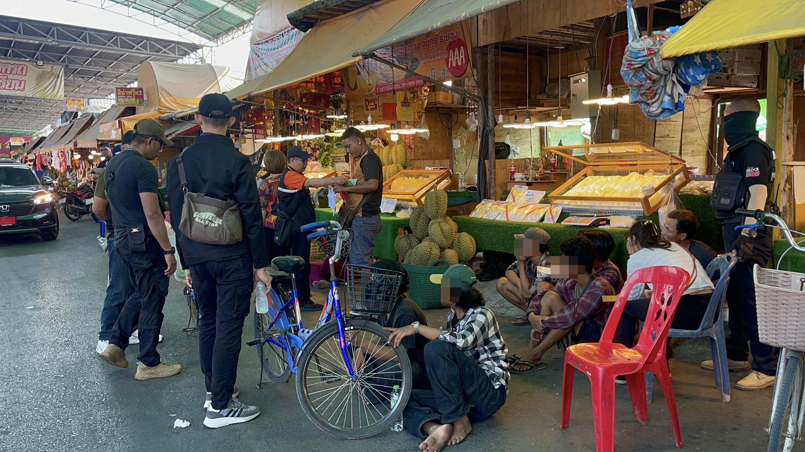สำนักงานจัดหางานปทุมธานีร่วมกับ"กอ.รมน."ลุยจับแรงงานต่างด้าวลอบขายทุเรียน