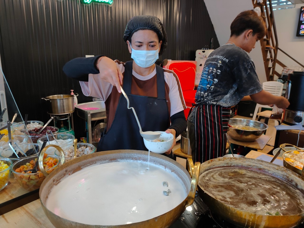 สตูลนำเสนอ'ขนมหวาน'สไตล์โมเดิร์นตอบโจทย์ทุกวัยมาไว้ที่ร้านบัวลอยจงเจริญรวม  100 เมนู 