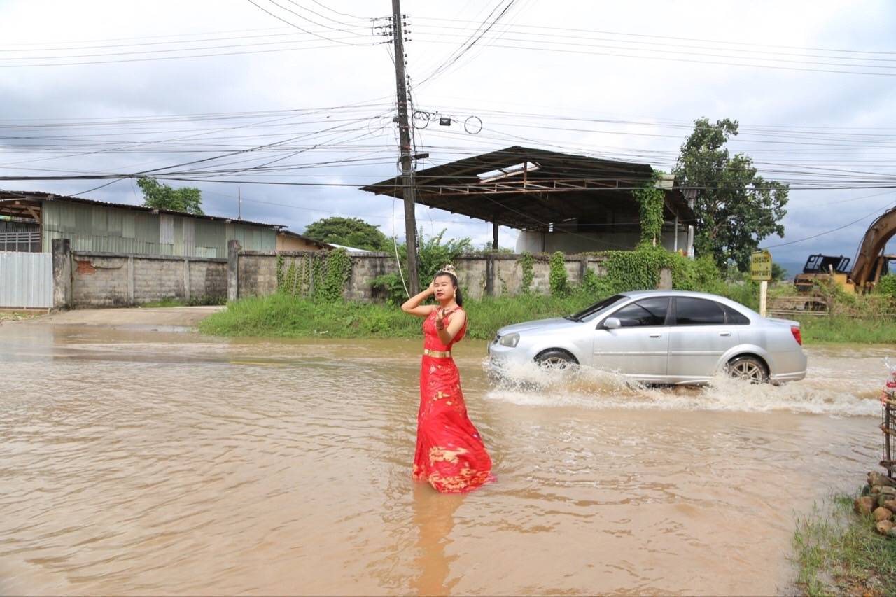 วอน หน่วยงานที่เกี่ยวข้องเร่ง แก้ไขถนนเส้นเชื่อมระหว่าง ทน.แม่สอด กับ ทต.แม่ตาว ฝนตกน้ำท่วมตลอด ทั้งปี