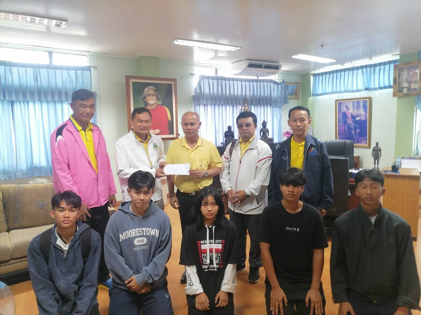 รองผู้ว่าฯ มอบเงินส่วนตัวให้ทัพนักกีฬาเยาวชนจังหวัดหนองบัวลำภู