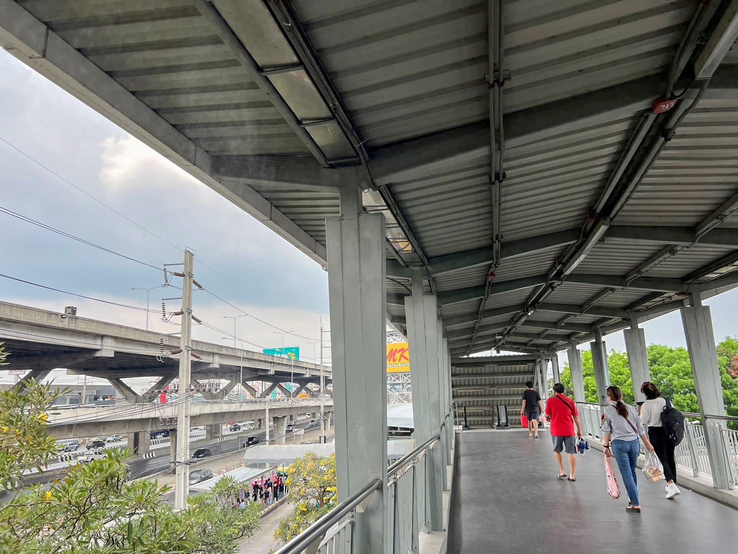 ฟิวเจอร์พาร์คและสเปลล์พ่นละอองน้ำเพื่อลดปริมาณฝุ่นและปรับปรุงคุณภาพอากาศในพื้นที่ 