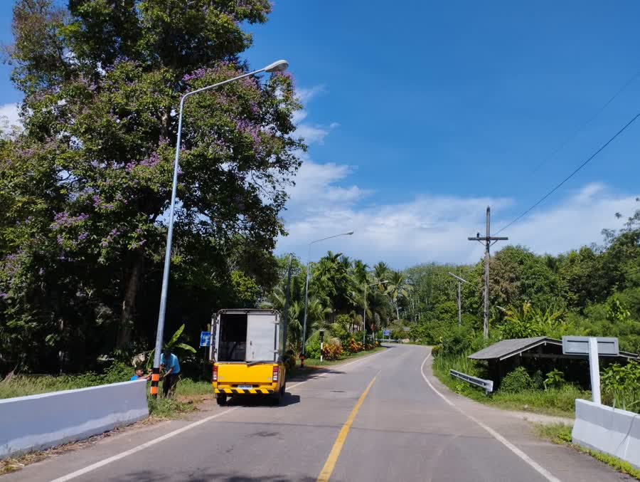 แขวงทางหลวงชนบทตรังเร่งซ่อมบำรุงไฟฟ้าแสงสว่างสัญญาณจราจร 3 สายทาง