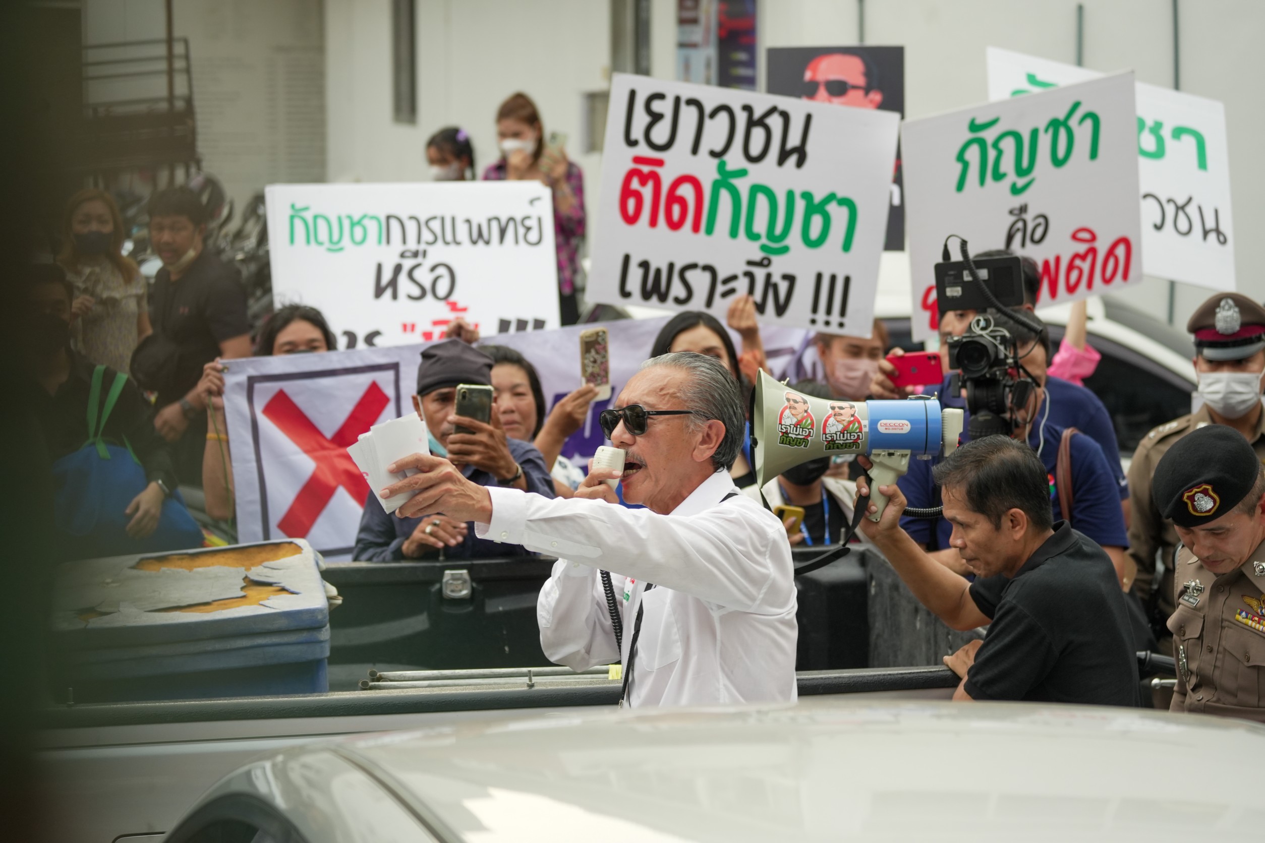 "ชูวิทย์" ป่วนเวทีปราศรัยภูมิใจไทย เจอประชาชนตะโกนไล่ออกไป "อนุทิน" นิ่งบอกต่างคนต่างทำหน้าที่