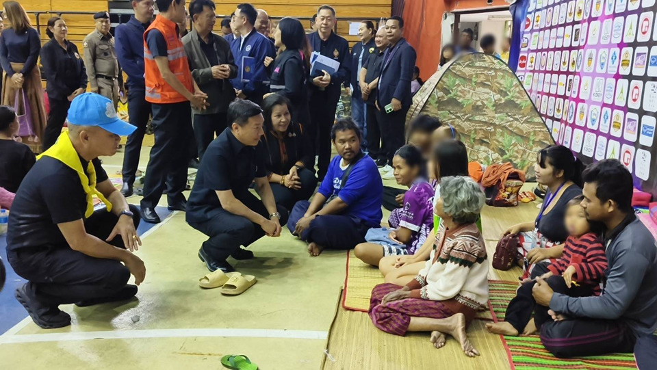 ปลัด มท.ตรวจศูนย์พักพิงศรีสะเกษ ย้ำผู้ว่าฯ-นายอำเภอดูแลประชาชนใกล้ชิดจนกว่าสถานการณ์สงบ