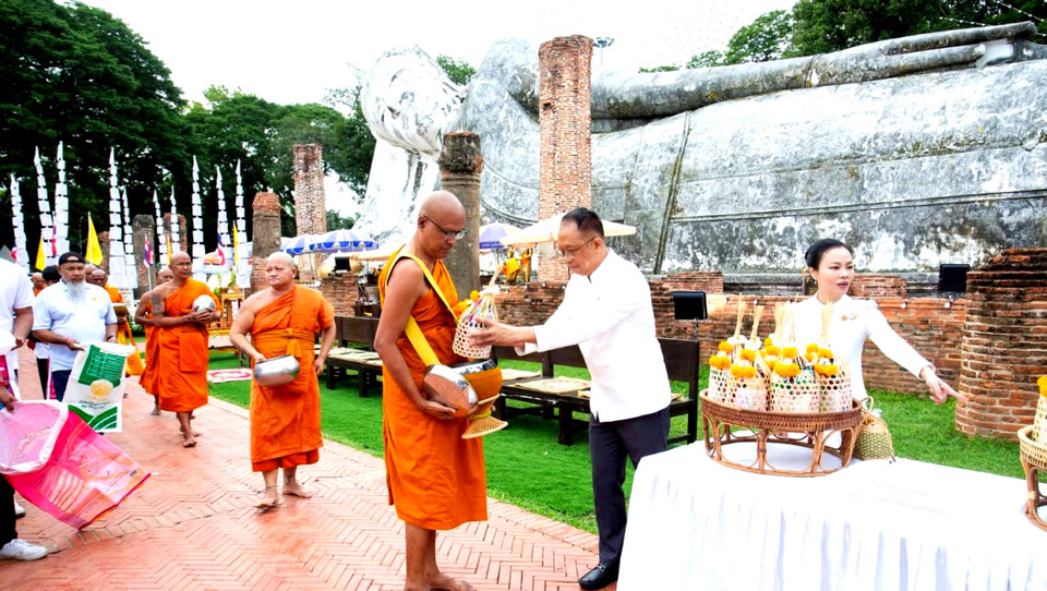 รองผู้ว่าฯ อ่างทอง นำพุทธศาสนิกชนทำบุญตักบาตร–หล่อเทียนพรรษา วันอาสาฬหบูชา 2569
