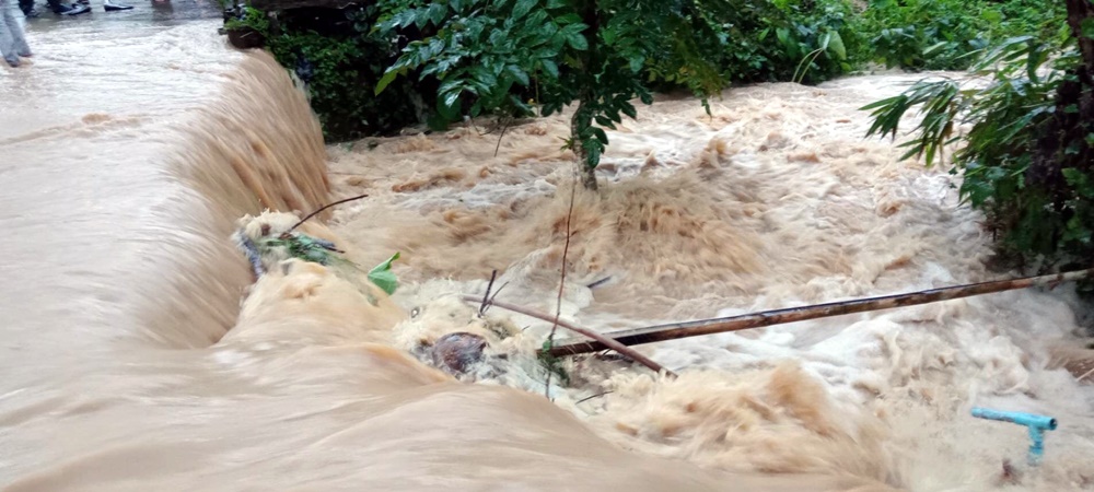 เบตงฝนตกหนักต่อเนื่อง!! น้ำท่วม-ดินสไลด์ในเขตเทศบาล และนอกเขตพื้นที่ราบลุ่ม หลังสนามบินเบตง